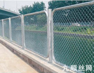 勾花網(wǎng)護欄1.jpg