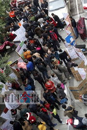 柳州馬路勞務(wù)市場暗流涌動 便捷背后隱患多，勞務(wù)服務(wù)亟待規(guī)范